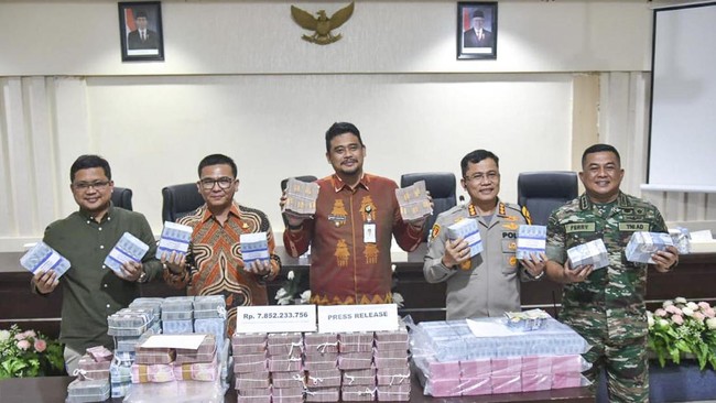Wali Kota Bobby Nasution memamerkan uang Rp7,8 miliar yang dikembalikan dari kontraktor proyek lampu pocong yang sempat bermasalah.