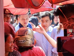 Gibran Blusukan ke Pasar Wae Kesambi NTT, Borong Barang Pokok-Bagikan Buku