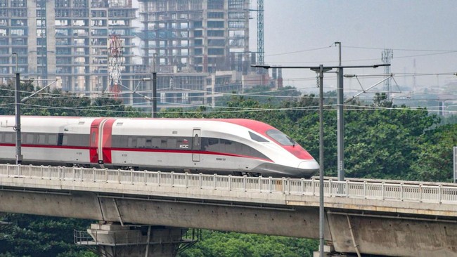 Kecepatan Whoosh dikurangi di wilayah tertentu yang mengalami hujan lebat. Perjalanan kereta cepat itu pun terlambat pada Kamis sore (25/4).