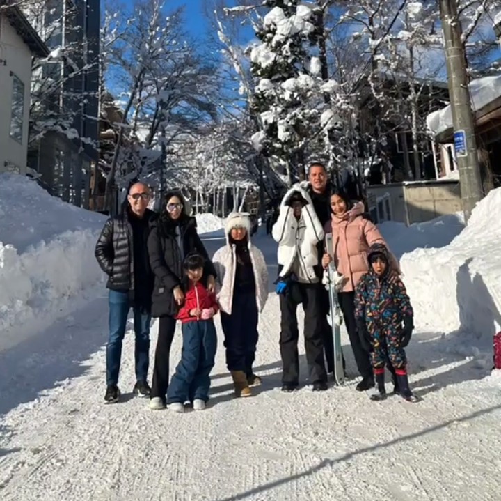 <p>Happy Salma sendiri kerap mengunggah potret kebersamaannya dengan sang suami dan kedua anaknya. Mereka sering terlihat quality time dan berlibur bersama, lho. (Foto: Instagram: @happysalma)</p>