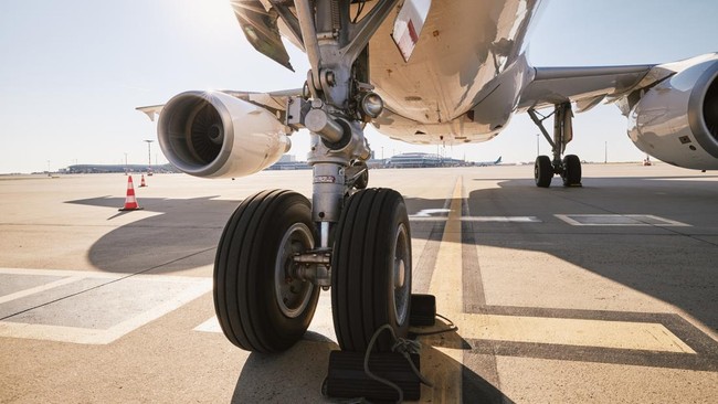 Saudia Airlines Mendarat Darurat di Kualanamu karena Ada Ancaman Bom Pesawat Arab Saudi rute Jeddah-Soekarno Hatta mendarat darurat di Bandara Kualanamu, Deli Serdang akibat ancaman bom, Selasa siang ini.
