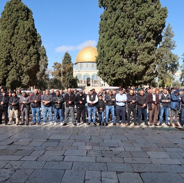 Warga Palestina Salat Tarawih di Masjid Al-Aqsa Dijaga Ketat Pasukan Israel
