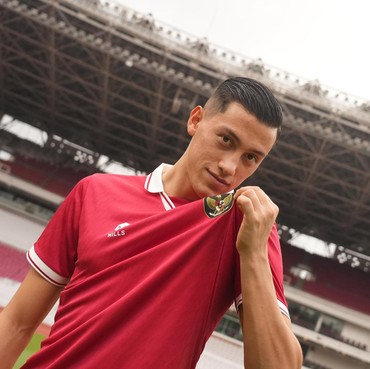 Pesepak Bola Jay Idzes Ditemani Pacar Saat Bikin KTP