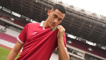 img-title Pesepak Bola Jay Idzes Ditemani Pacar Saat Bikin KTP