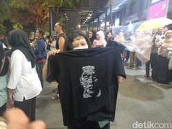 Jokowi Ajak Jan Ethes-La Lembah Manah Ngemal di Solo, Bagikan Kaus