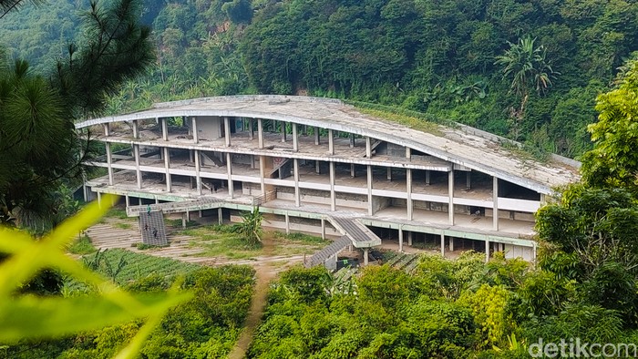 Kampung Gajah Wonderland pertama kali dibuka tahun 2009. Belum genap satu dekade buka, tempat wisata ini berubah nasib jadi terbengkalai.