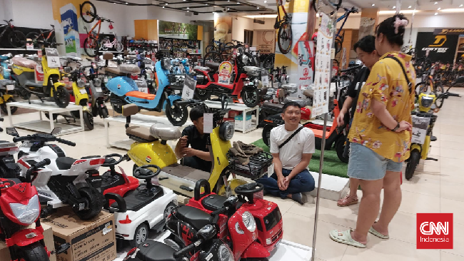 Sejumlah konsumen di Transmart Cempaka Putih, Jakarta Pusat mendapatkan diskon hingga Rp7 juta saat membeli motor listrik.