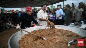 FOTO: Penampakan Prabowo Masak Besar Bareng YouTuber