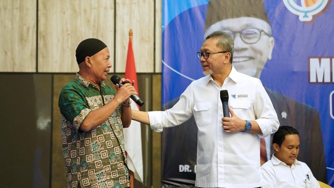 Menteri Perdagangan Zulkifli Hasan (Zulhas) memberikan bantuan modal senilai Rp10 juta kepada sejumlah pedagang pasar Kebumen, Jawa Tengah, Jumat (29/12).