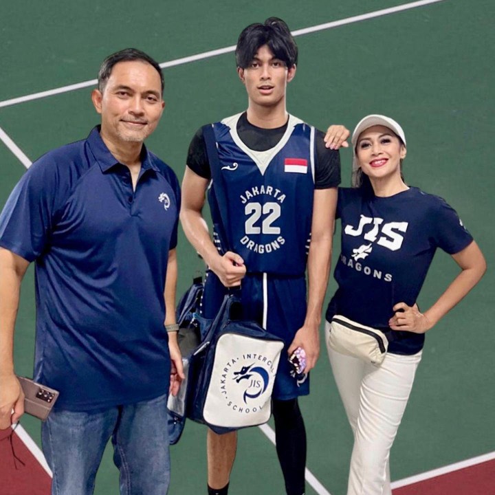 <p>Banyak netizen yang memuji tinggi badan sekaligus ketampanan Marco, lho. "Ganteng banget Marco," tutur seorang netizen. "Itu Marco tinggi bangettttt," kata netizen lainnya. (Foto: Instagram: @dps_diahpermatasari)</p>