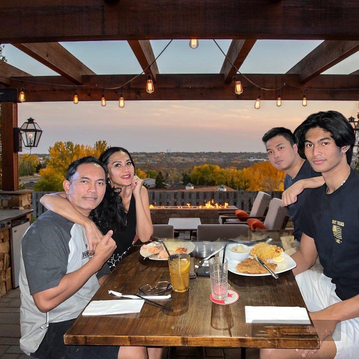 <p>“Kita makan (quality time), pokoknya Marco ini dari kecil hobinya makan, dia makan apa saja semuanya suka, gado-gado, asinan, semuanya dia suka. Makanya, tingginya bisa setinggi ini,” ujar Indah. (Foto: Instagram: @dps_diahpermatasari)</p>
