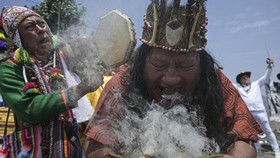 FOTO: Kala Belasan Dukun Ramal Dunia di Tahun 2024