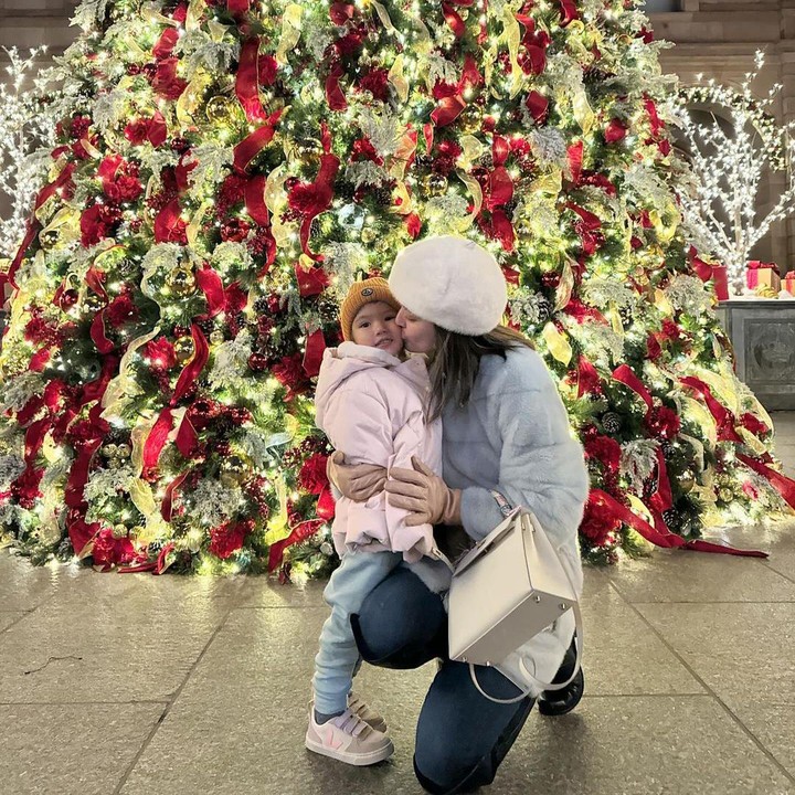 <p>Banyak netizen yang merasa bahagia melihat keluarga satu ini, Bunda. Mereka pun turut mendoakan agar ketiganya selalu diberikan kebahagiaan. (Foto: Instagram: @missclaireherbowo)<br /><br /><br /></p>