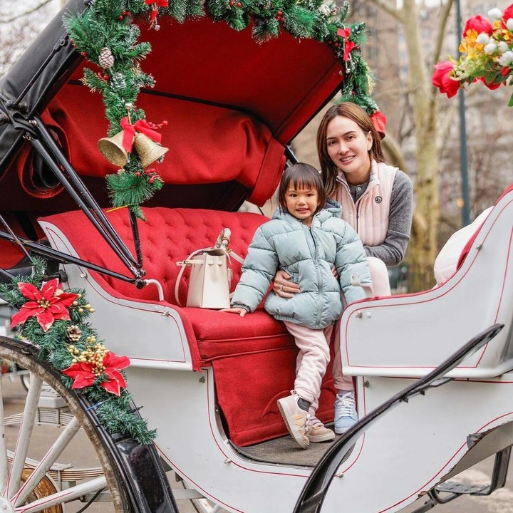 <p>Artis cantik Shandy Aulia tengah menghabiskan waktu bersama sang anak, Claire Herbowo, di Amerika Serikat, Bunda. Keduanya pun memutuskan untuk merayakan Natal di kota New York. (Foto: Instagram: @missclaireherbowo)<br /><br /><br /></p>