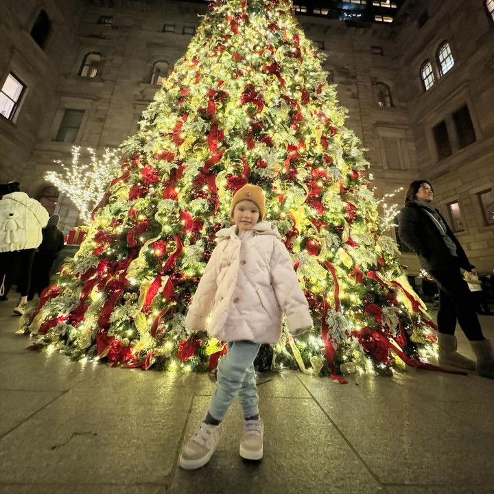 <p>Claire sendiri terlihat bahagia dapat merayakan Natal bersama sang Ayah. Keduanya pun beberapa kali mengabadikan momen kebersamaannya. (Foto: Instagram: @missclaireherbowo)<br /><br /><br /></p>