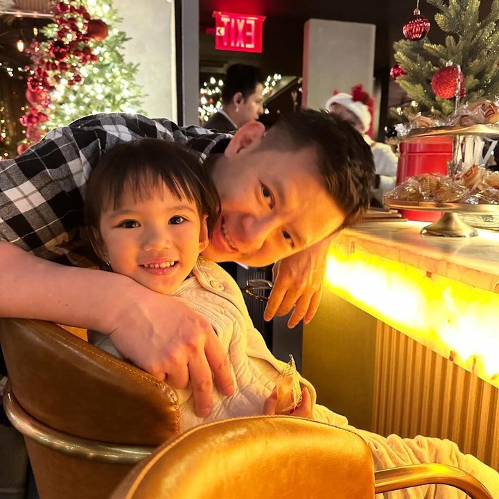 <p>Dalam sebuah unggahan, David terlihat berpose bersama Claire dan Shandy di depan pohon Natal yang besar. Ketiganya juga kompak mengenakan pakaian musim dingin, lho. (Foto: Instagram: @missclaireherbowo)<br /><br /><br /></p>