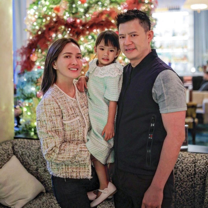 <p>Melihat dari akun Instagram Claire, ternyata Shandy tak hanya merayakan Natal bersama sang anak. Turut hadir pula mantan suaminya, David Herbowo. (Foto: Instagram: @missclaireherbowo)<br /><br /><br /></p>