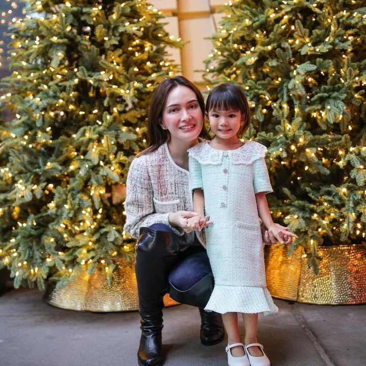 <p>"<em>My Christmas with lots of love</em>," tulis Shandy kala mengunggah potretnya bersama Claire beberapa waktu lalu. (Foto: Instagram: @shandyaulia)</p>