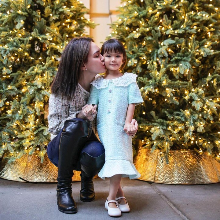 <p>"<em>My Christmas with lots of love</em>," tulis Shandy kala mengunggah potretnya bersama Claire beberapa waktu lalu. (Foto: Instagram: @shandyaulia)<br /><br /><br /></p>