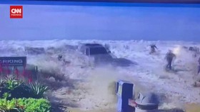 VIDEO: Ombak Besar Terjang Pesisir California Imbas Badai di Pasifik