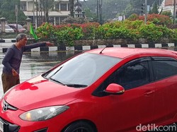 Aksi Pria di Bogor Putar Balik Paksa Mobil Penerobos One Way Puncak