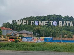 Bawaslu Bakal Copot Baliho Prabowo-Gibran yang Tutupi Landmark Kota Batam