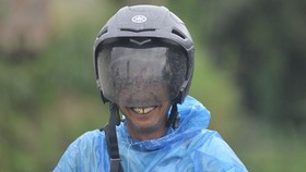 Petani menggunakan helm yang diselimuti abu vulkanik di Nagari Aia Angek, Tanah Datar, Sumatera Barat, Sabtu (30/12/2023). Petani di kaki Gunung Marapi mengeluhkan tanamannya yang rusak akibat abu vulkanik yang turun terus-menerus dalam beberapa hari