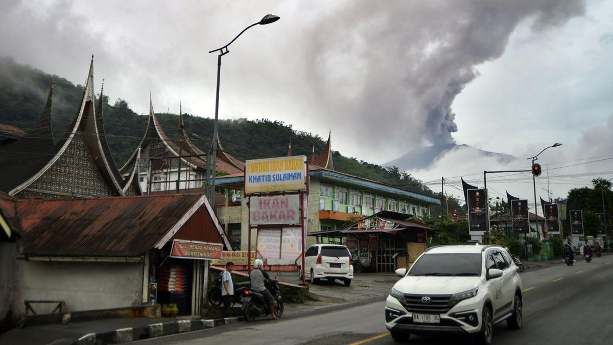 FOTO: Warga Terdampak Abu Vulkanik Erupsi Gunung Marapi di Sumbar