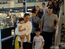 Jokowi Belikan Jan Ethes dan La Lembah Manah Mainan Seharga Rp 1,7 Juta