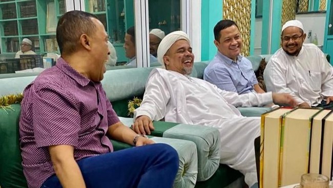 Ketua Tim Hukum Nasional Anies Baswedan-Muhaimin Iskandar (AMIN) Ari Yusuf Amir bertemu dengan Rizieq Shihab di Petamburan, Jakarta, Sabtu (30/12).