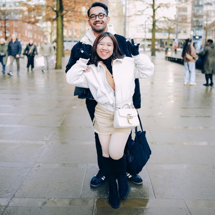 <p>Melihat potret-potret pasangan ini, netizen tampaknya turut merasakan senang, Bunda. Keduanya pun mendapat doa di kolom komentar, lho. (Foto: Instagram @poykhairi dan @kikysaputrii)</p>