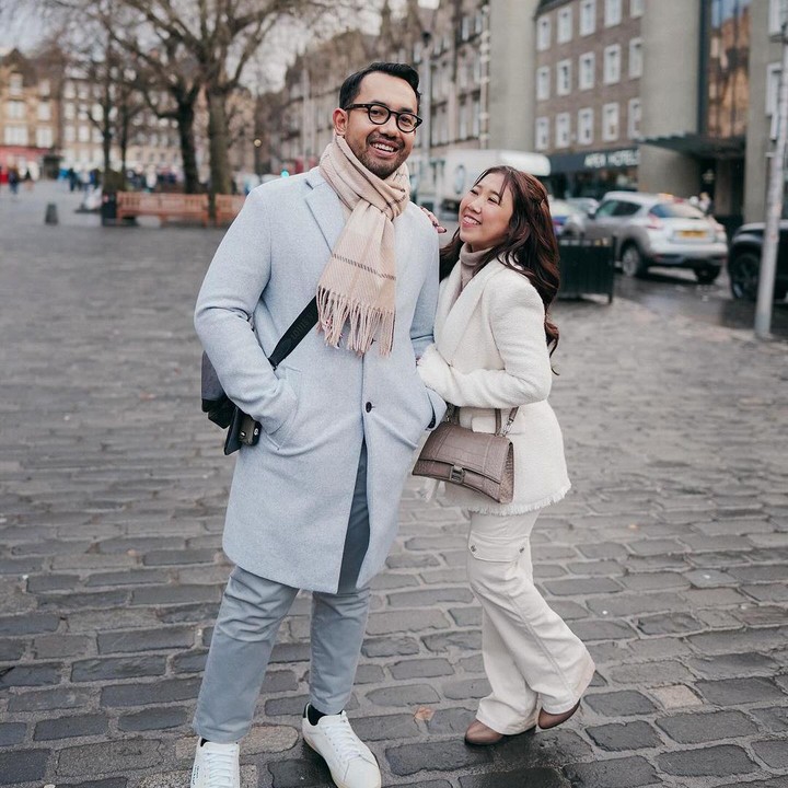 <p>Unggahan ini menarik perhatian karena Kiky turut meninggalkan caption menarik. Katanya, ini menjadi momen bagi keduanya untuk menikmati hasil kerja keras selama setahun belakangan. (Foto: Instagram: @kikysaputrii)</p>