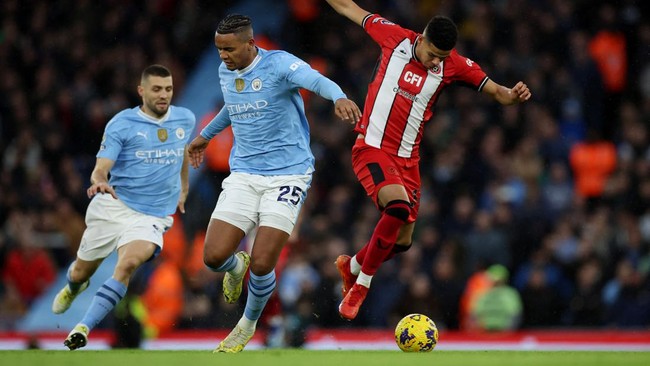 Seekor tikus tertangkap kamera masuk lapangan saat jeda pertandingan Liga Inggris Manchester City vs Sheffield United di Stadion Etihad, Sabtu (30/12).