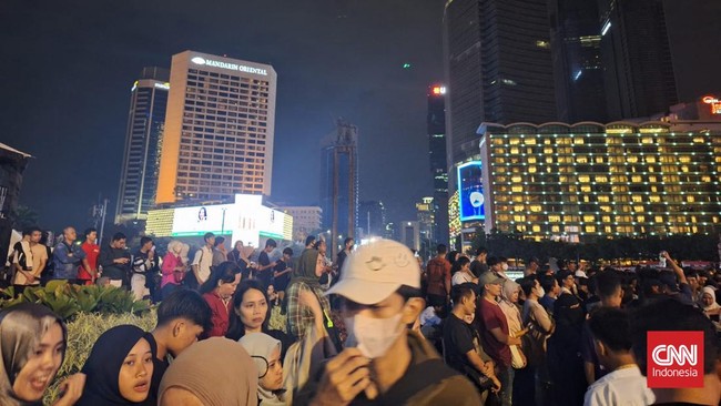 Ribuan warga mulai memadati kawasan Bundaran HI, Jakarta Pusat, pada malam perayaan Tahun Baru 2024, Minggu (31/12).
