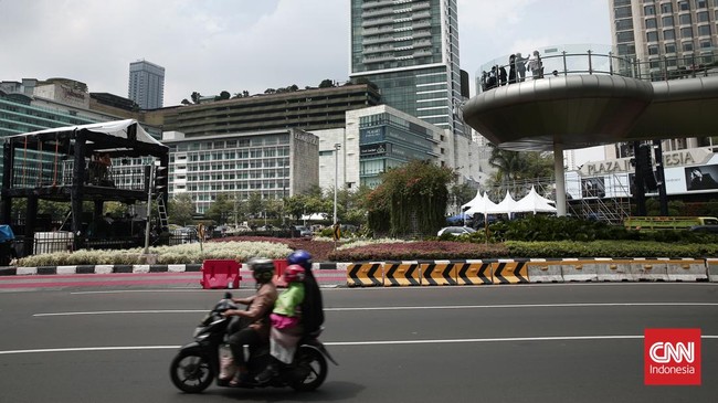 Jalan Sudirman-M.H. Thamrin mulai ditutup pukul 18.00 WIB hari ini hingga Senin (1/1) dini hari selama gelaran car free night perayaan malam Tahun Baru 2024.