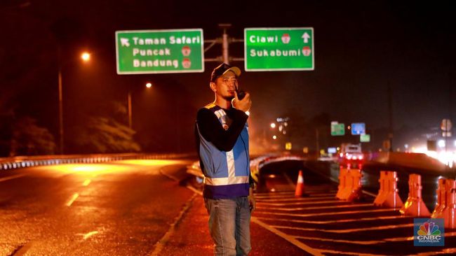 Siang One Way Arah Jakarta, Kendaraan Menuju Puncak Disetop