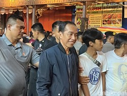 Jokowi Habiskan Malam Tahun Baru 2024 di Solo Car Free Night