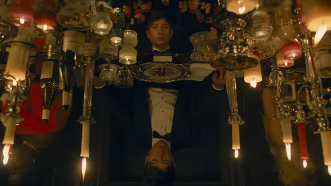 Akhir film Saltburn dimulai ketika karakter yang diperankan Barry Keoghan mengungkapkan telah membunuh anggota keluarga Catton.