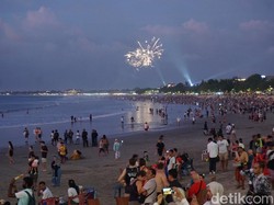 Menanti Pergantian Tahun 2023-2024, Pantai Kuta Bali Penuh Sesak