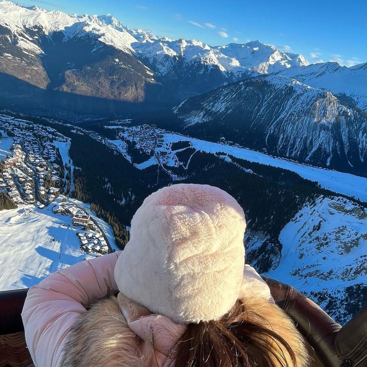 <p>Wah, liburan Sherina terlihat sangat menyenangkan ya, Bunda? Kita doakan, semoga pasangan ini bisa menghabiskan banyak waktu berduaan sambil menikmati pemandangan indah, ya. (Foto: Instagram @sherinamunaf)</p>