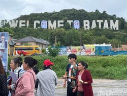 Spanduk Prabowo-Gibran di Monumen Welcome to Batam Ganggu Wisata