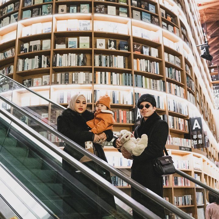 <p>Aurel Hermansyah dan Atta Halilintar mengajak kedua anaknya, Ameena dan Azura, menghabiskan 2023 di negara Korea. "<em>1st</em> <em>photo</em> 2024. <em>Happy new year</em>!" tulis Atta sekaligus menyisipkan emotikon hati. (Foto: Instagram: @attahalilintar)</p>