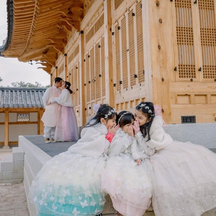 <p>Surya Insomnia merayakan pergantian tahun di negara Korea, Bunda. Ia dan sang istri pun turut mengajak ketiga anaknya. "<em>Happy new year</em> buat semua. Dari kami yang sedang <em>happy</em>," tulisnya pada laman Instagram. (Foto: Instagram: @suryainsomnia)</p>