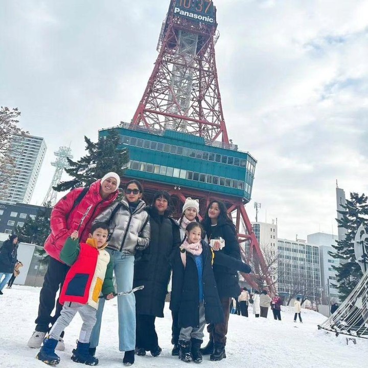<p>Andhika Pratama dan keluarga menghabiskan tahun 2023 di negara Jepang, Bunda. Ia beserta istri dan kelima anaknya tampak bahagia bermain salju. (Foto: Instagram: @andhiiikapratama)</p>