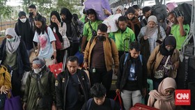 FOTO: Arus Balik Nataru Tertinggi di Stasiun Pasar Senen Jakarta