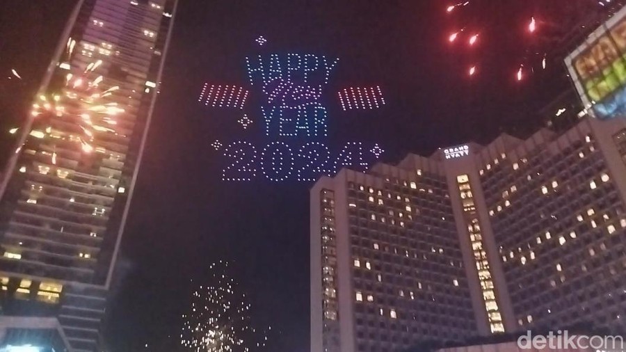 Atraksi drone di Bundaran HI saat malam tahun baru 2024. (Kurniawan/detikcom) Atraksi drone di Bundaran HI saat malam tahun baru 2024. (Kurniawan/detikcom)