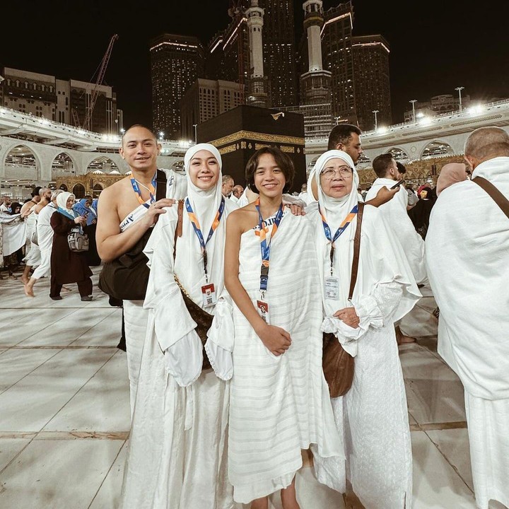 <p>"<em>Alhamdulillah</em>. Umrah di malam terakhir di tahun 2023. <em>Thank you</em> 2023, <em>its been amazing. Happy new year,</em>" tulisnya melengkapi keterangan dalam foto. (Foto: Instagram: @itsmebcl)</p>