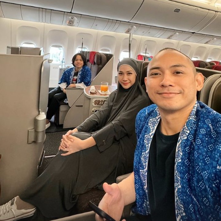 <p>"<em>Alhamdulillah. Love you all. Happy new year</em> Bunga, Tiko, <em>and</em> Noah!" kata seorang netizen dengan emotikon hati. "<em>Bismillah</em> dilancarkan semua! <em>Happy new year</em> Nge,<em> @tikoaryawardhana</em>, oma <em>@emmymuchlis and</em> Noah," ujar netizen lainnya. (Foto: Instagram: @itsmebcl)</p>