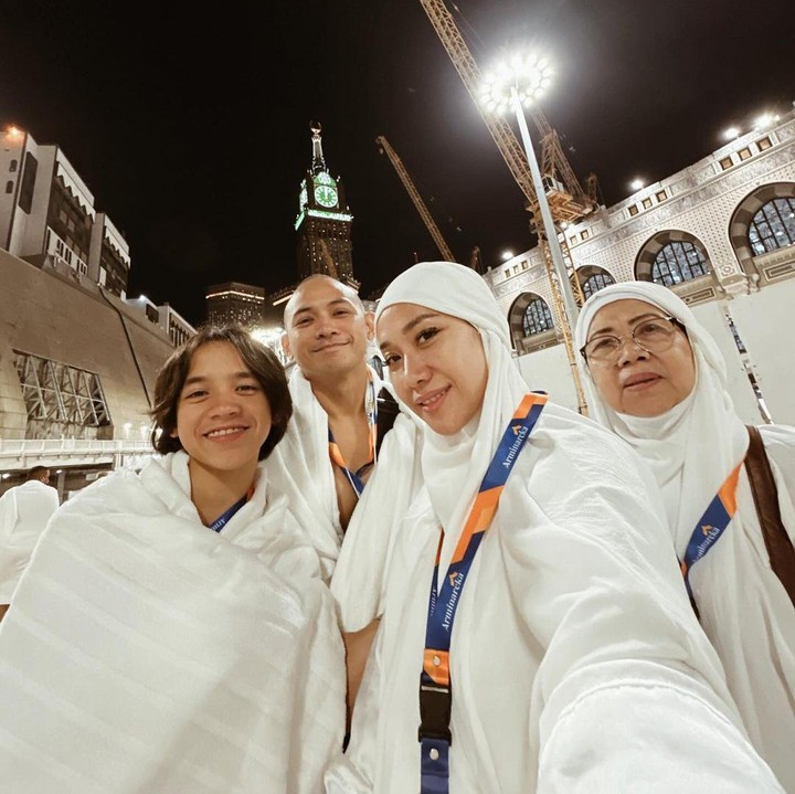 <p>Berbeda dengan artis lainnya, Bunga Citra Lestari memilih untuk merayakan tahun baru dengan melaksanakan ibadah umrah, Bunda. Tak sendirian, ia turut ditemani oleh sang suami, anak, dan juga Ibunda. (Foto: Instagram: @itsmebcl)</p>