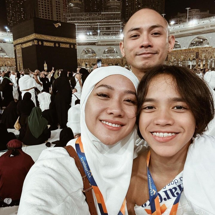 <p>Hal ini diungkapkan langsung oleh artis yang akrab disapa BCL ini pada laman Instagram-nya. Ia mengunggah potret kebersamaannya kala melaksanakan umrah terakhir di tahun 2023. (Foto: Instagram: @itsmebcl)</p>